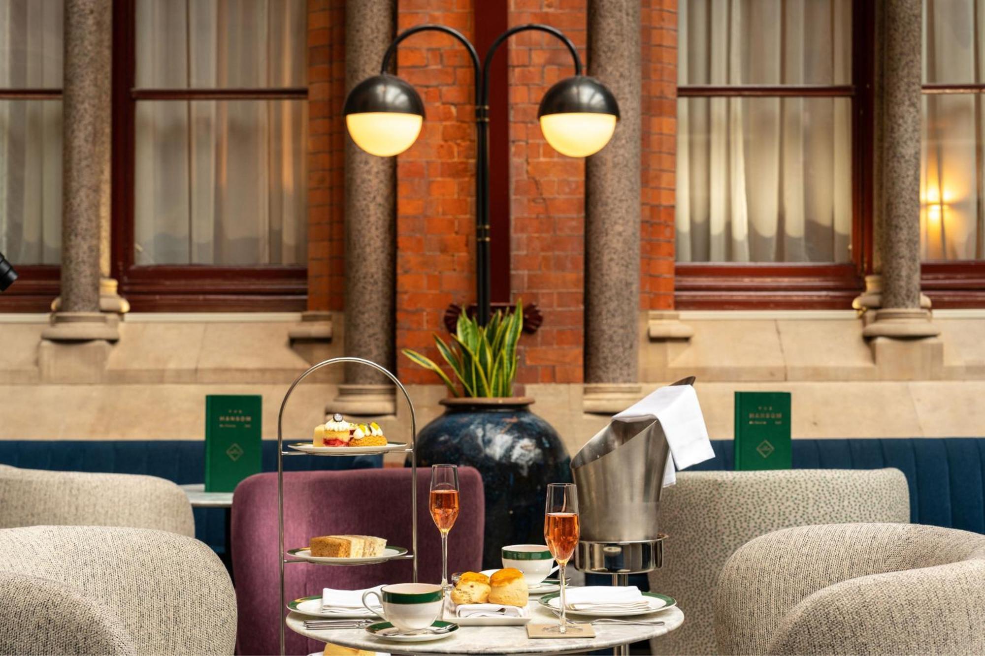St. Pancras Renaissance Hotel Londres Exterior foto Afternoon tea at the St Pancras Renaissance Hotel, London